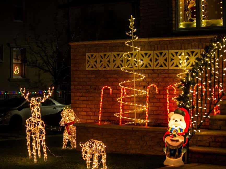 New York Christmas Lights Tour by BUS - From Times Square to Brooklyn, with history in the window
