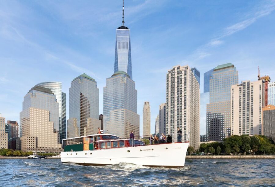 New York City: Mini Yacht Boat Ride with Sightseeing - Snacks and one included drink: small comfort, real value