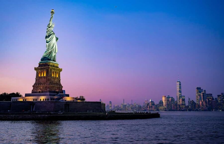 New York City: Signature Dinner Cruise on the Eternity - Window-Side Seating: How to Get the Best Photos Without Stress