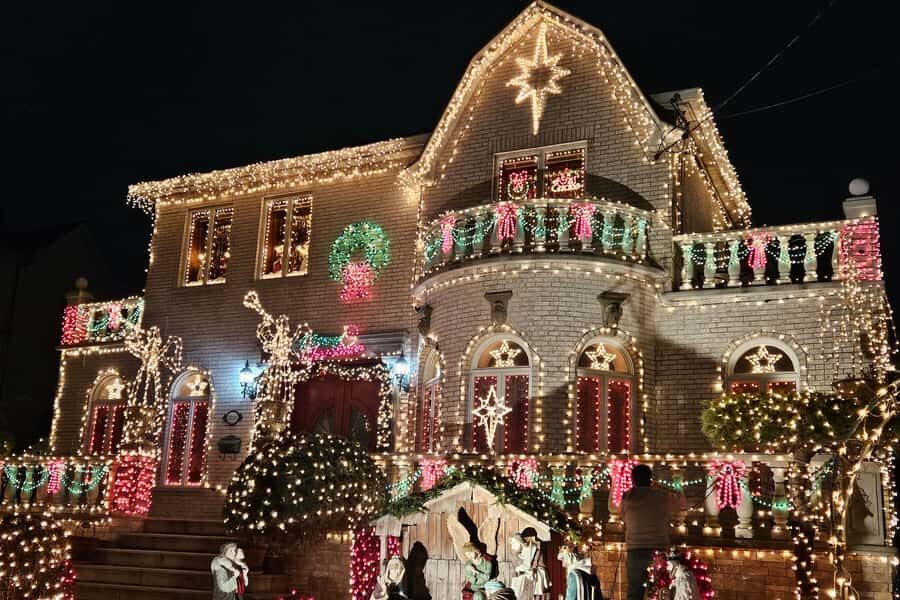 New York: Dyker Heights Christmas Lights Guided Walking Tour - Your Dyker Heights walking loop: what 90 minutes to 3 hours really feels like