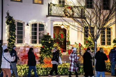 NYC: Holiday Lights and Dyker Heights Luxury Bus Tour - Meeting on 8th Avenue: find the bus fast and stress less