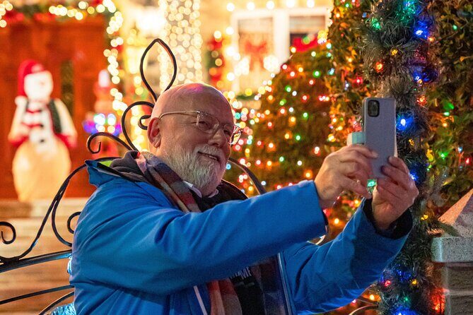 NYC: Holiday Lights and Dyker Heights Luxury Bus Tour - Rockefeller Center Christmas Tree: the season’s final photo moment