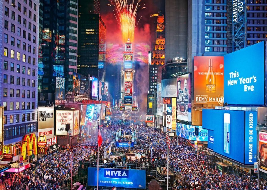 NYC: Holiday Lights Guided Bus Tour - Little Italy Pizzeria and Deli: your optional food moment