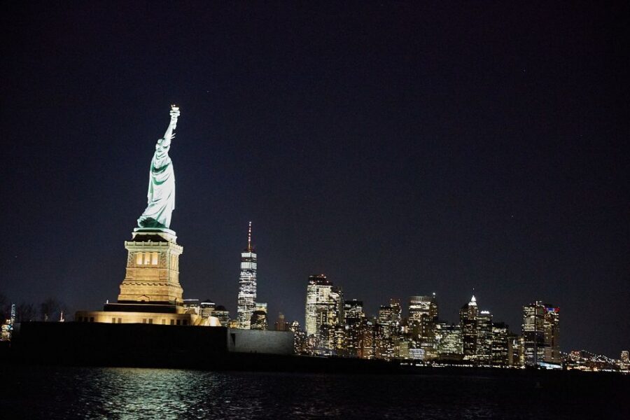 NYC: Night Holiday Lights and Cocoa Cruise - Seasoned photo and timing tips for winter light conditions