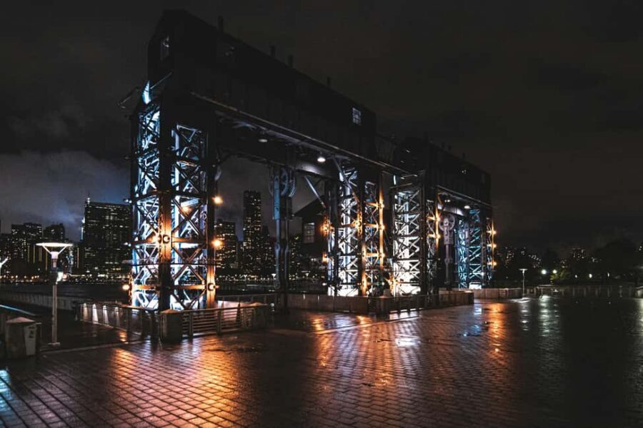 NYC: Night Tour and Viewpoints of New York - Dumbo after dark: lower Manhattan and the Brooklyn Bridge as a movie scene