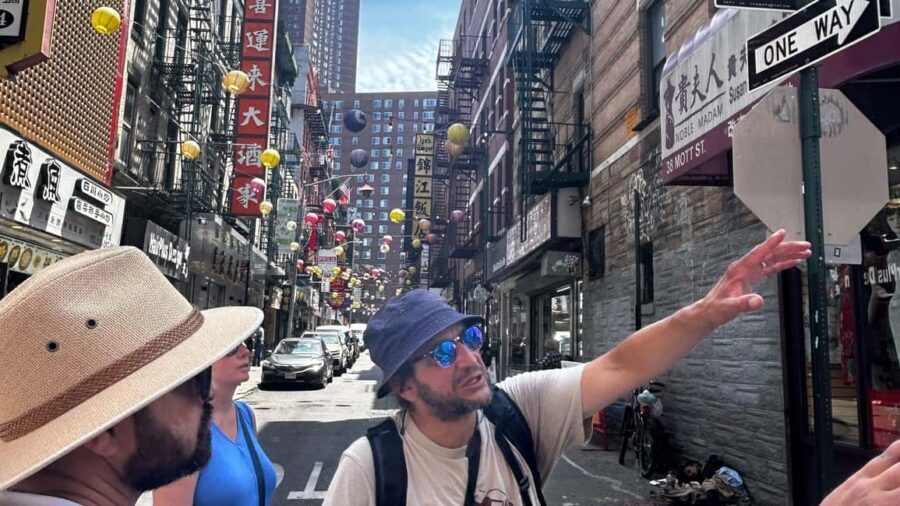 NYC's Chinatown & Little Italy Food Tour (4 Food Tastings) - Little Italy’s sweet stop: cannoli at Caffè Palermo and Italian pastry tradition