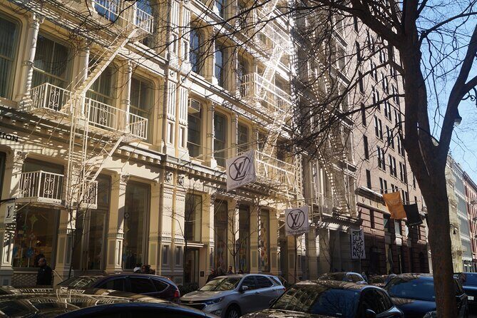 Private New York Downtown Highlights Half Day Tour - Little Italy and Chinatown: two neighborhoods, two clocks